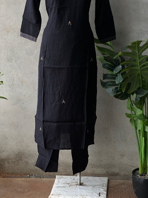 V neck emb muslin kurta pant- Black