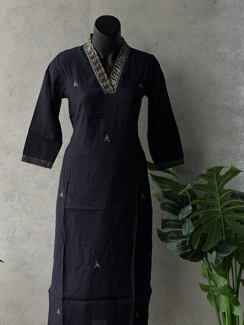 V neck emb muslin kurta pant- Black