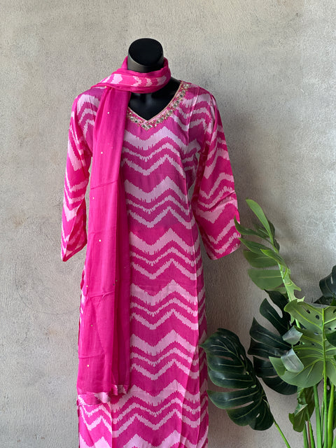 Pink zigzag printed crepe ready set