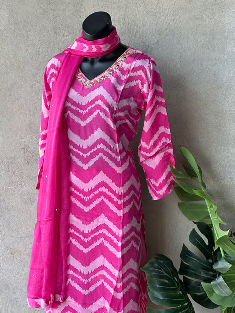 Pink zigzag printed crepe ready set