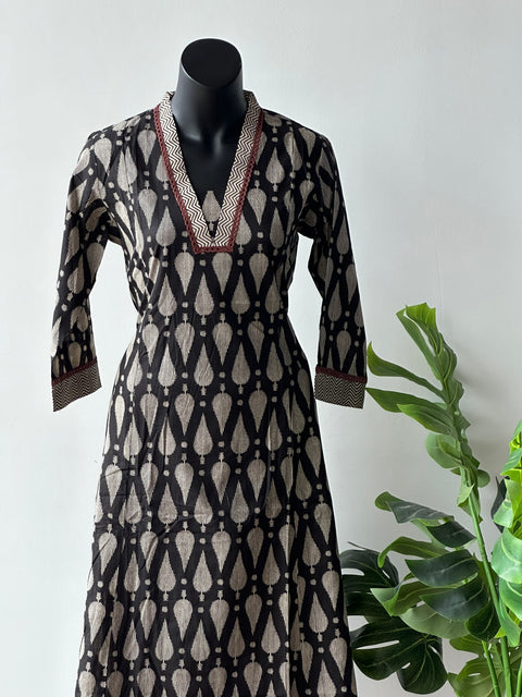 Black V neck printed cotton kurta pant