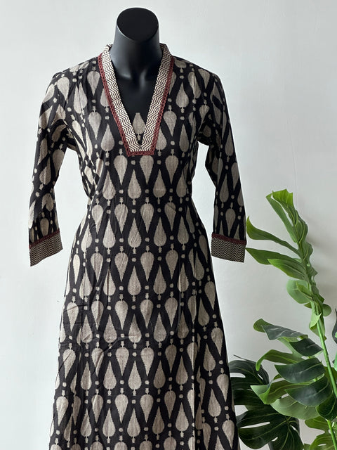 Black V neck printed cotton kurta pant